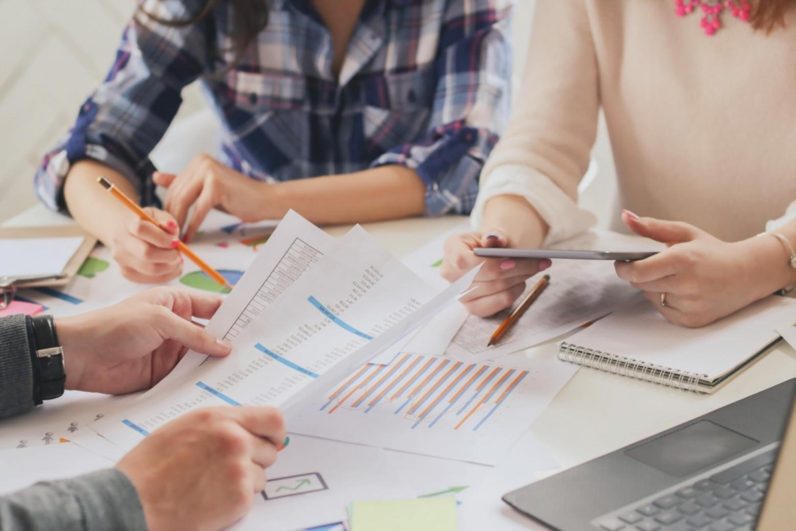 Profesionales analizando datos financieros en pantallas modernas